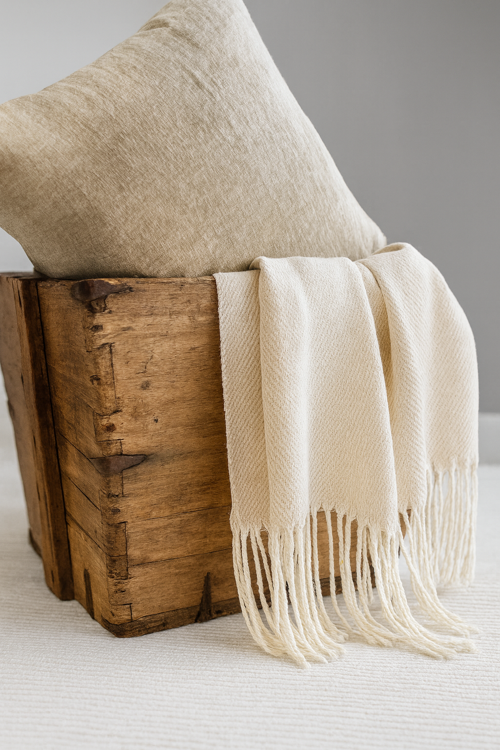 Cream and beige tassel throw blanket, 170×130 cm—neutral sofa or bed throw for a cosy, timeless home style.